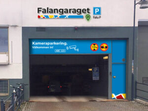 En infart till ett parkeringsgarage med skylten Falangaraget ovanför.
